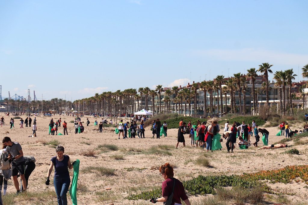 Los voluntarios del proyecto BIOagradables limpian las playas de basura. Foto: Rafael Beladiez