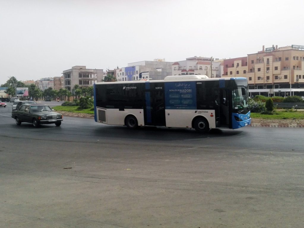 Uno de los autobuses con los que Vectalia presta el servicio en Nador.