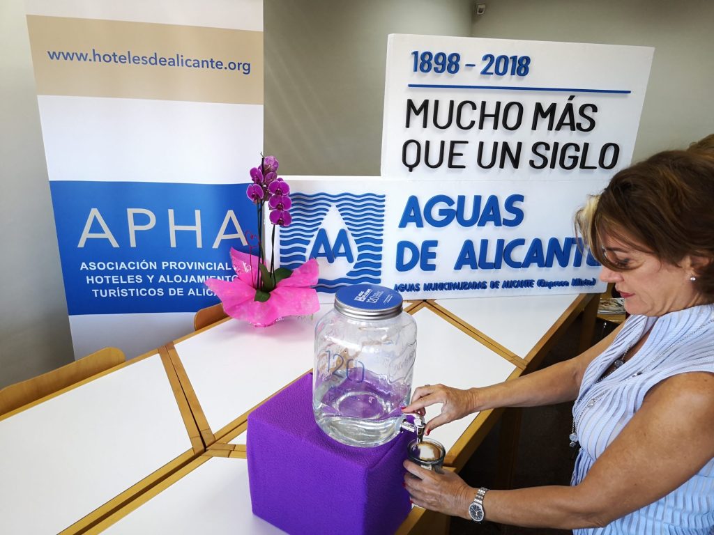 Los dispensadores de agua del grifo estarán en las entradas de los hoteles participantes.