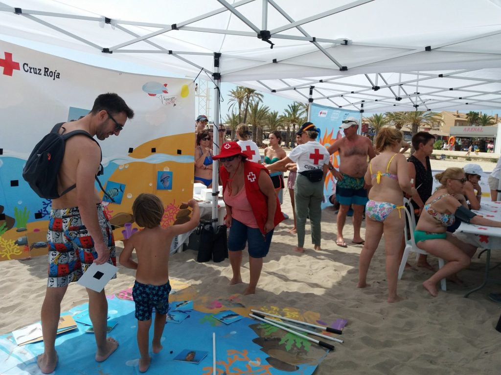 Cruz Roja ha lanzado una campaña en las playas para que los turistas cuiden el Mediterráneo.