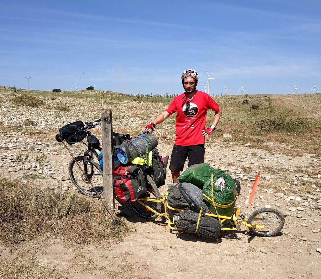 Rafa está dando la vuelta a España en bici recogiendo y visualizando la basura que acumulamos.