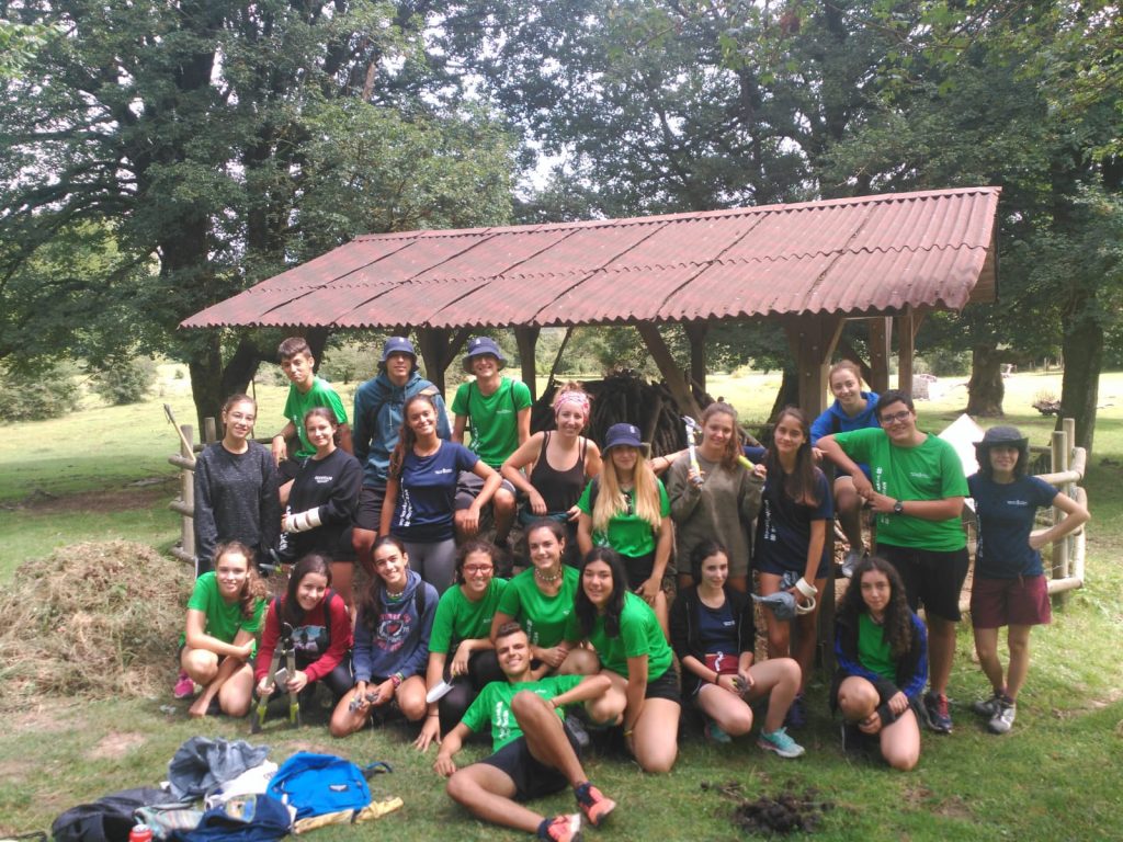 Los jóvenes que participan como voluntarios en el parque Urbasa-Andía. Foto: Instituto Navarro de Deporte y Juventud.