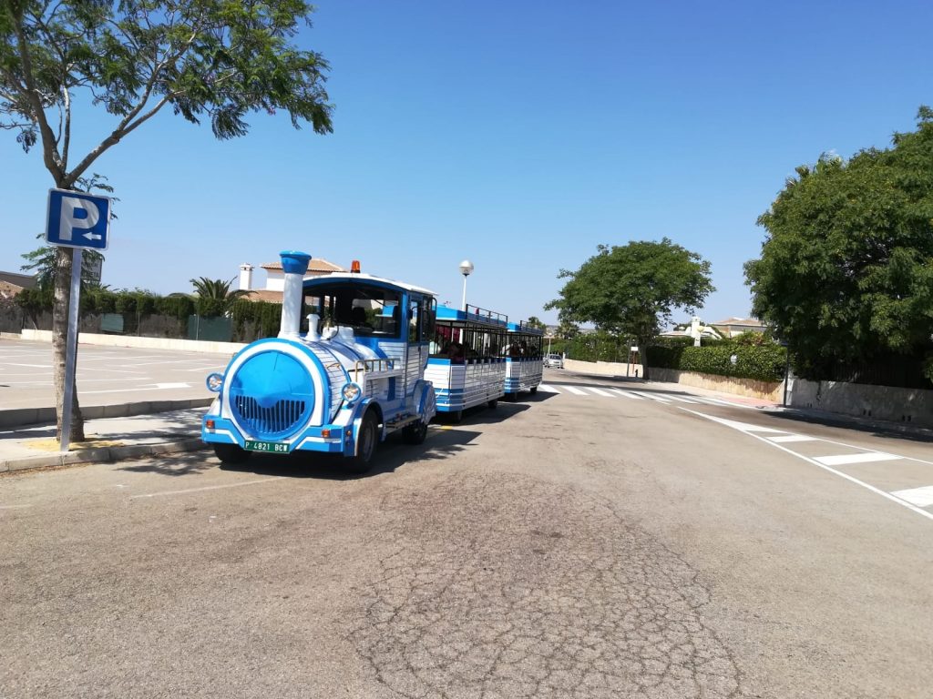 Vectalia ha puesto en marcha este verano en Jávea un tren turístico para desplazar a los bañistas a la cala de la Granadella.