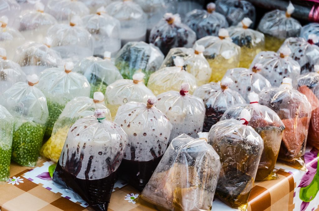 Las bolsas de plástico de un solo uso son algunos de los productos que se quieren eliminar con este pacto.