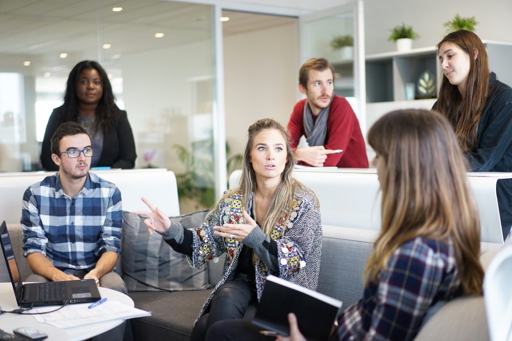 Una empresa es una reunión de personas con diferentes roles complementarios que comparten una misión y una visión. La comunidad y ella deben relacionarse.