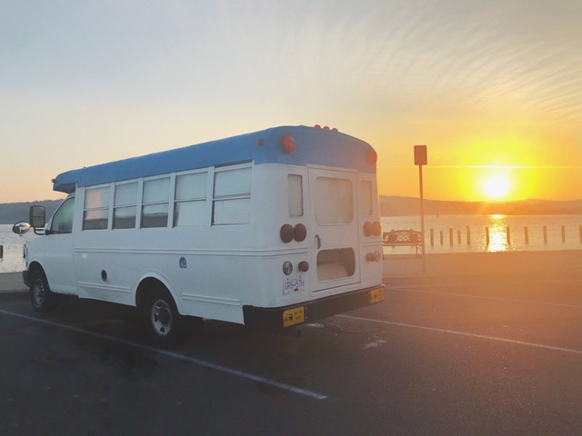 Un antiguo bus escolar les lleva en su road trip de un año de duración por América.