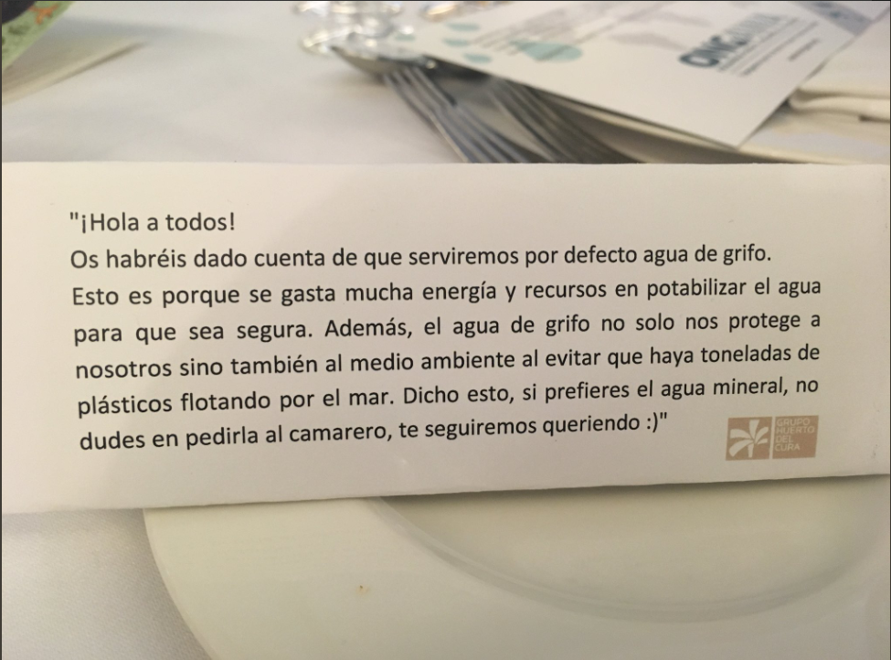 Una sencilla carta en la mesa de su boda animando a beber agua del grifo hizo viral su llamamiento.