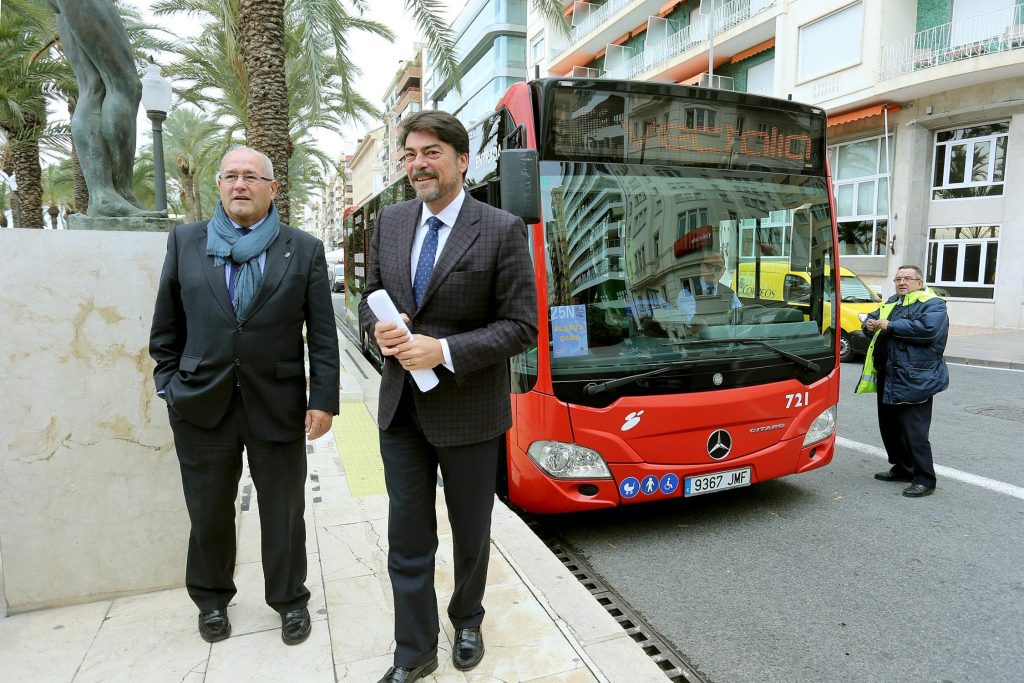 El alcalde de Alicante, Luis Barcala, presenta junto con el concejal de Transportes, José Ramón González, una de las acciones de Masatusa para transporte público en la pasada Navidad. Foto: Ayuntamiento de Alicante / Ernesto Caparrós