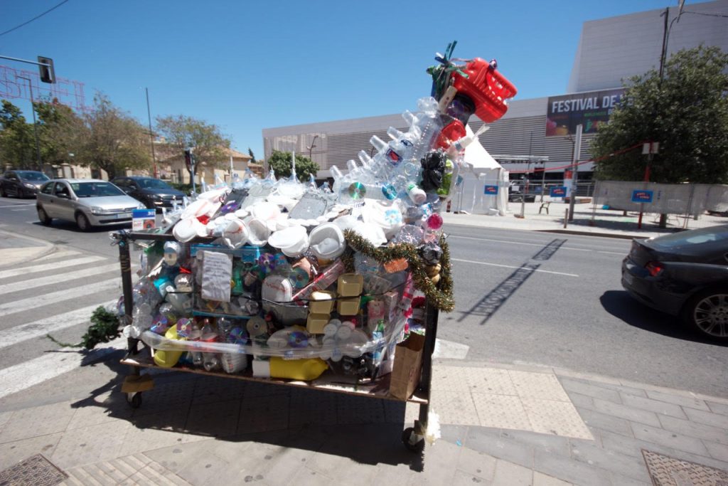 La asociación RqueR creó un dragón de plásticos reciclados para concienciar en fiestas del abuso de estos.