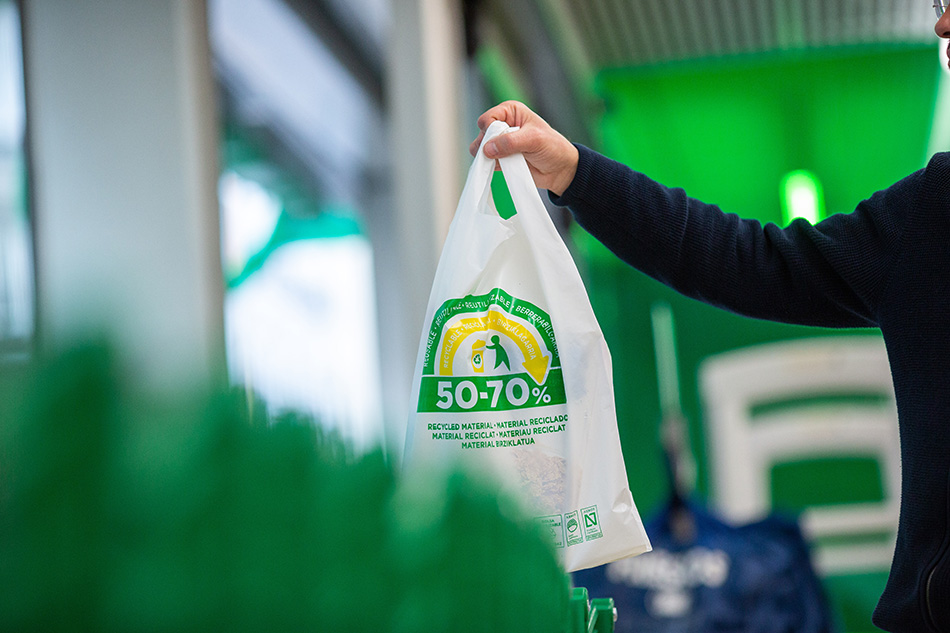 Mercadona adelanta el cambio de materiales en sus bolsas de plástico e introduce las de papel.