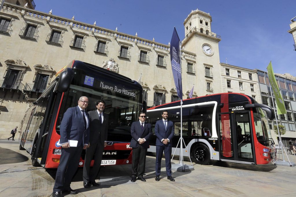 El alcalde de Alicante, Luis Barcala, junto con el concejal de Transportes, José Ramón González, presentan los nuevos autobuses híbrido-eléctrico del transporte público urbano. Foto: Ayuntamiento de Alicante/Ernesto Caparrós