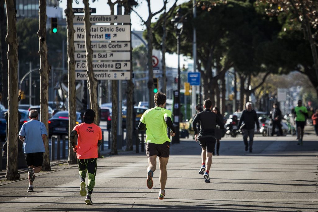 ¿Por dónde correr? Un estudio aconseja evitar las mañanas y optar por el mediodía. Foto PERE VIRGILI