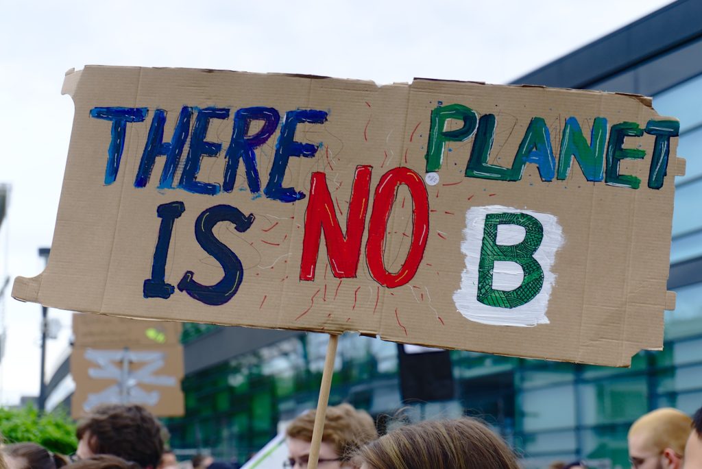 Thunberg inició el movimiento Fridays For Future en protesta por el incumplimiento de medidas gubernamentales para evitar el deterioro del planeta.