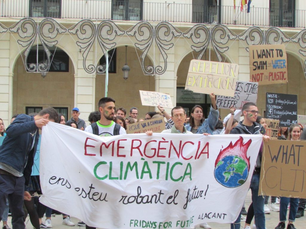 Fridays for future denuncia la situación de emergencia del planeta y exige cambios para ello.