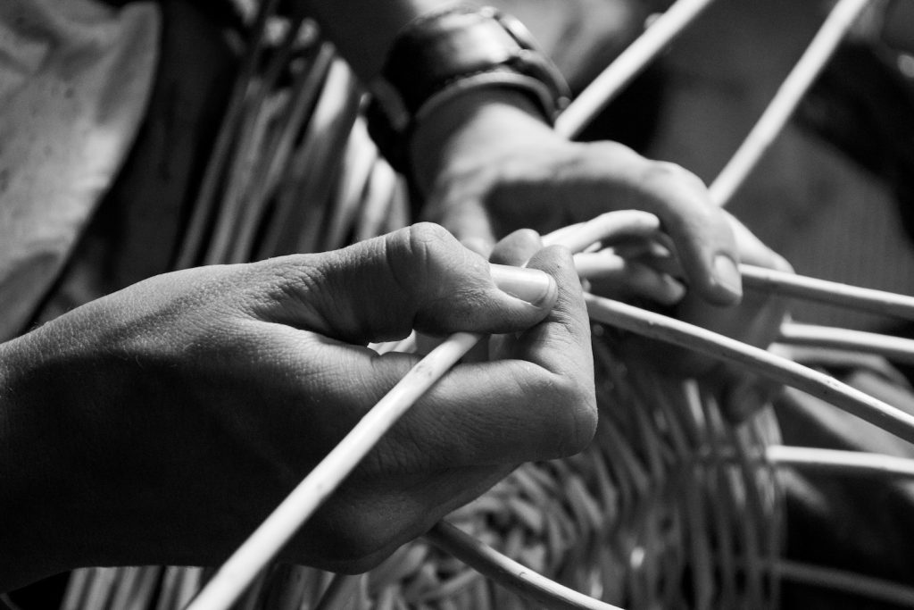 Con un curso Jana Úbeda aprendió la cestería y ahora transmite este oficio a las nuevas generaciones.