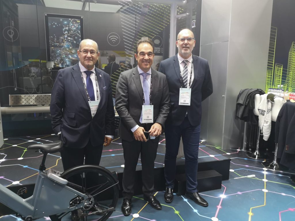 Gonzalez, Peral y Villar en la visita al expositor de Vectalia en la SCEWC para estudiar las ventajas del transporte inteligente.