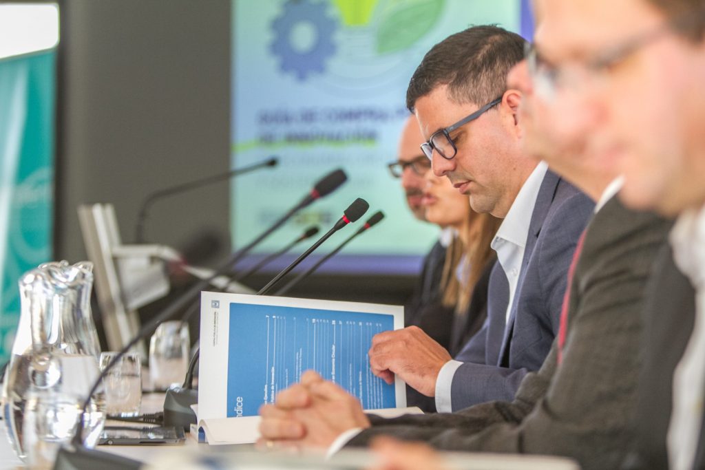 Antonio Sánchez, en la mesa junto a los expertos de los entes que han participado en la redacción de la guía de CPI para economía circular.