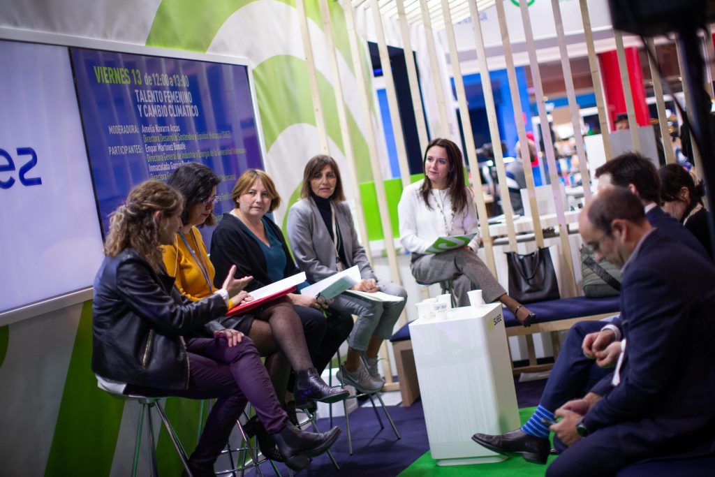 La mesa Talento femenino y cambio climático analiza en la COP25 la posición de las mujeres para luchar contra sus efectos.