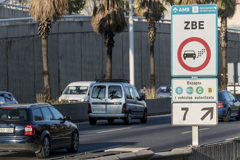 Día laborable y con la vuelta al cole. Con la rutina de vuelta, la ciudad ha conseguido un 2,4% menos de tráfico en la Zona de Bajas Emisiones. Foto del 2 de enero. Ayuntamiento de Barcelona.