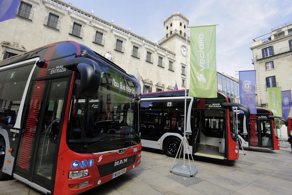 Casi 18 millones de viajes suponen un nuevo récord para el transporte urbano en autobús. Foto: Ayuntamiento de Alicante / Ernesto Caparrós