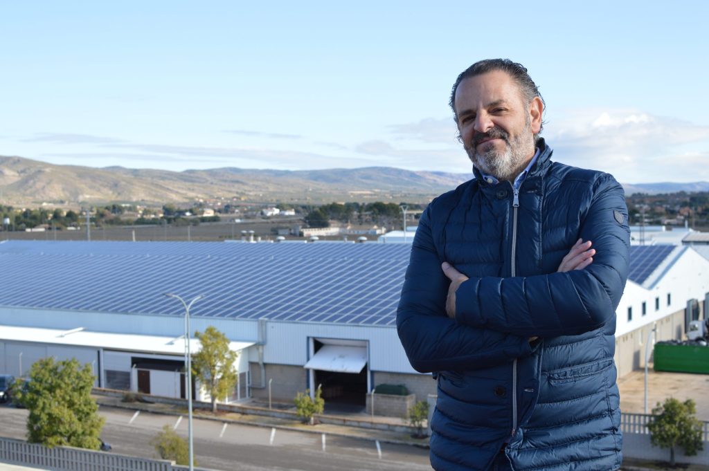 Juan Antonio Ribera, con unas de las naves de TexAthenea en las que instalaron las placas solares para autoconsumo.