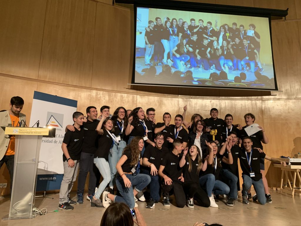 El equipo Roboluti_On, del IES Hermanos Amorós de Villena, ha ganado la fase provincial de Alicante de La First Lego League.