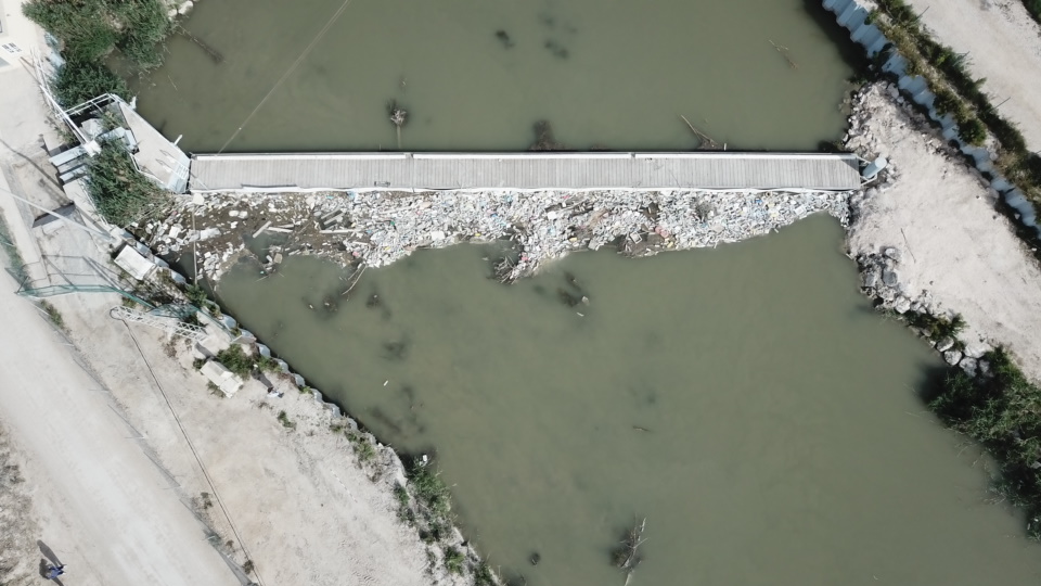 Vista de dron de una de las acequias de la Vega Baja que estudia los tipos de residuos presentes en el agua de regadío. Foto: UMH