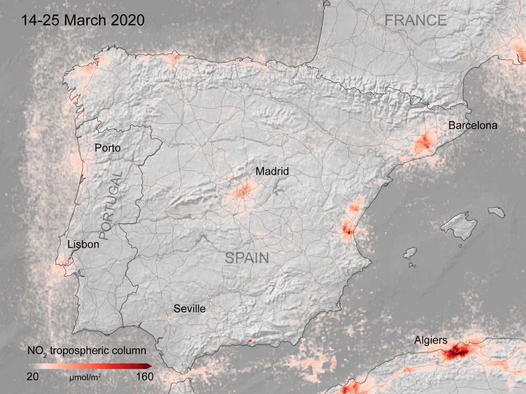 Un estudio italiano vincula la contaminación atmosférica con la rapidez en la transmisión del virus, ya que aprovecharía las partículas como transporte.