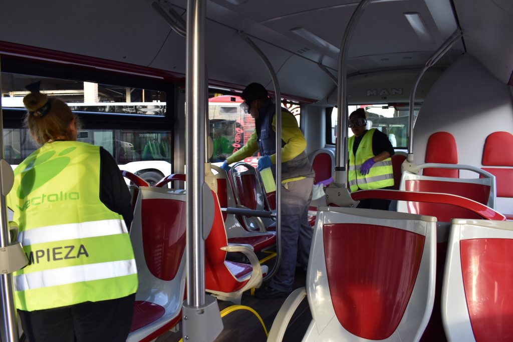 Autobuses a mitad de aforo y el pago solo mediante abonos. Estas son dos medidas que se aplican desde este miércoles en el transporte público de Alicante.