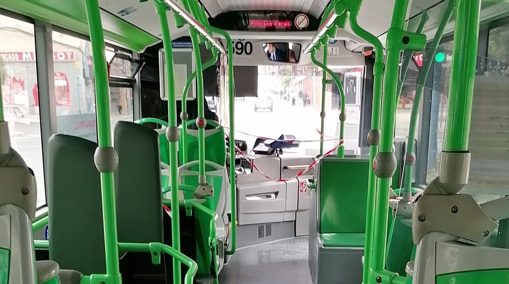 Los autobuses de transporte urbano reducen su capacidad para garantizar la seguridad del conductor y adaptarse al descenso en número de usuarios a causa de la contención del Covid-19.