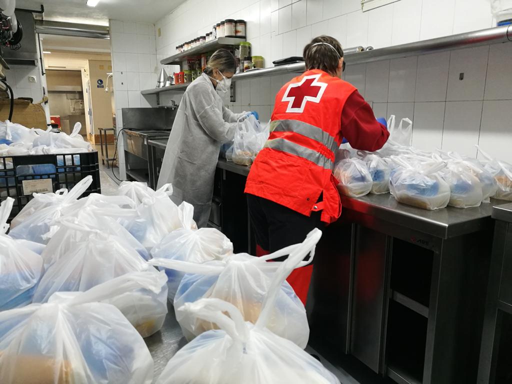 La Cruz Roja se encargará de recoger la comida en el restaurante Maestral y repartirla entre los más desfavorecidos durante dos meses.