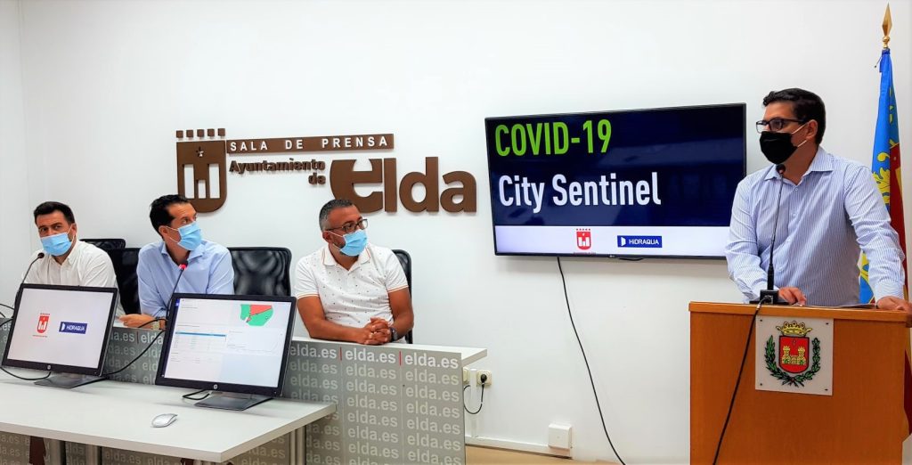 Antonio Sánchez y Rubén Alfaro en la presentación de la implantación en Elda de City Sentinel, la plataforma que alerta de coronavirus mediante el análisis de aguas residuales.