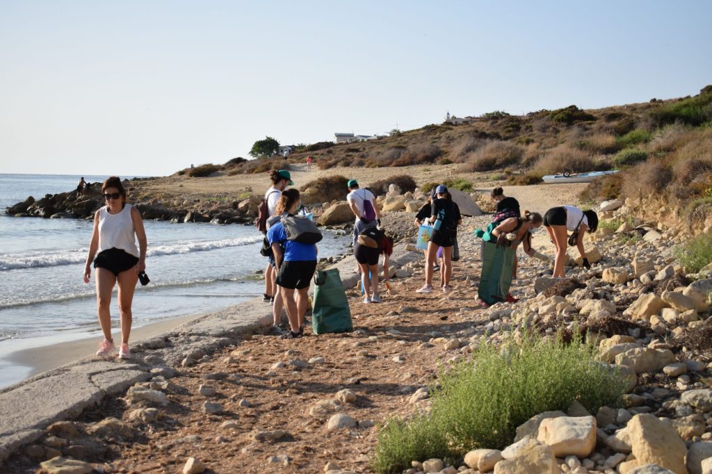 Paula Vega creó Ecoplaya Alicante. Un grupo de voluntarios que se encarga de limpiar y retirar de la costa de Alicante todo tipo de residuos.