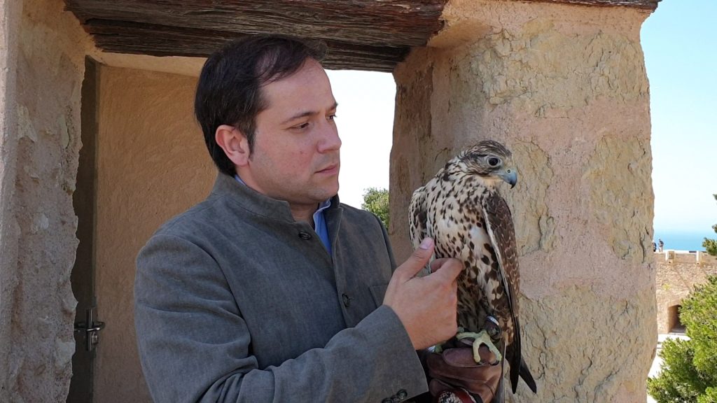 El Mudic organiza en Orihuela un encuentro entre Odile Rodríguez y David Santacreu para analizar el trato a las aves de presa y la cetrería