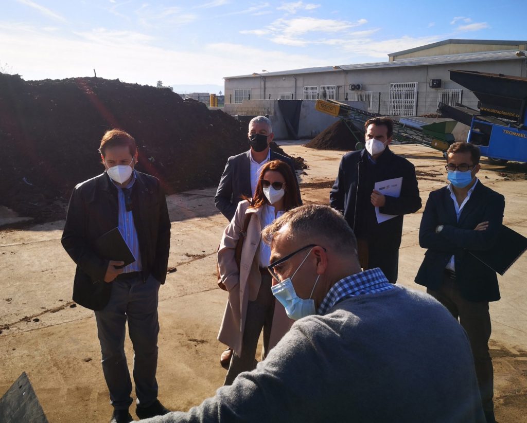 Visita a las instalaciones de la futura planta de aprovechamiento de lodos para crear compost en Pilar de la Horadada.