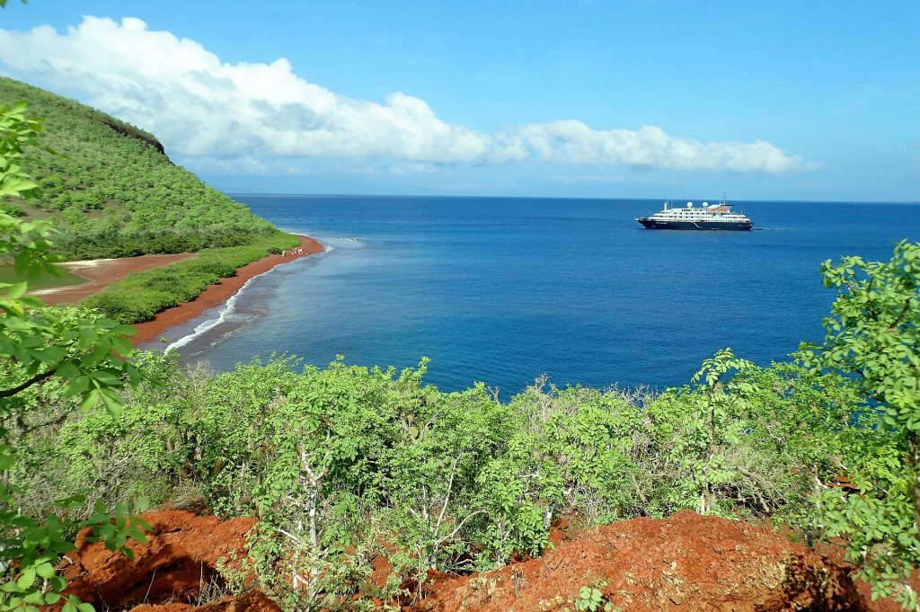 Una campaña de financiación colectiva busca fondos para sostener la economía local de los trabajadores de las islas Galápagos con la recogida de residuos en las playas.