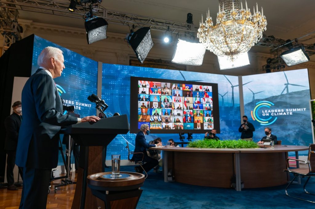 El presidente Biden durante la videoconferencia mundial sobre medioambiente. Foto: Adam Schultz