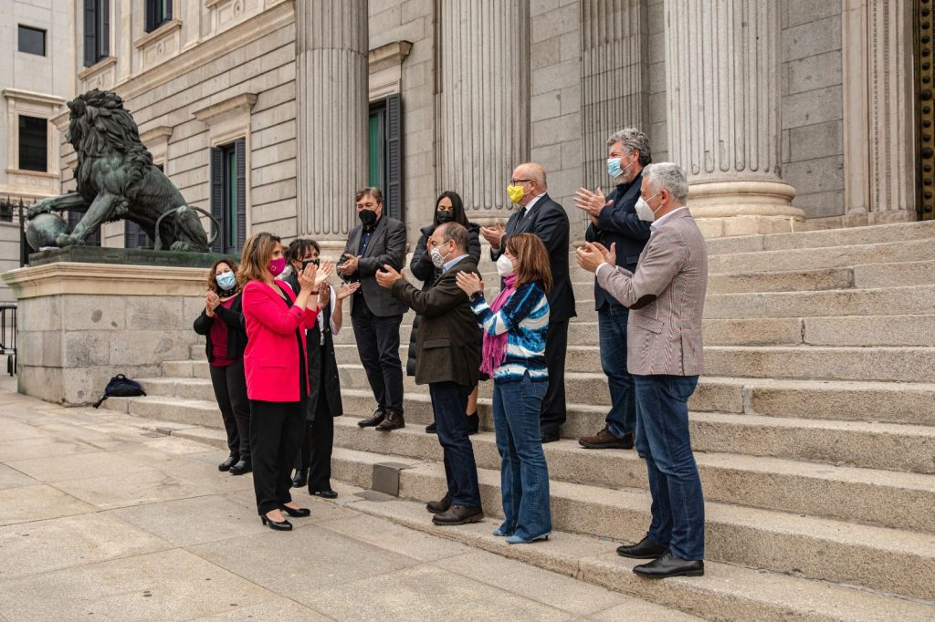 La ministra Teresa Ribera junto a los portavoces de los grupos parlamentarios y representantes de organizaciones medioambientales tras aprobar la ley de cambio climático.