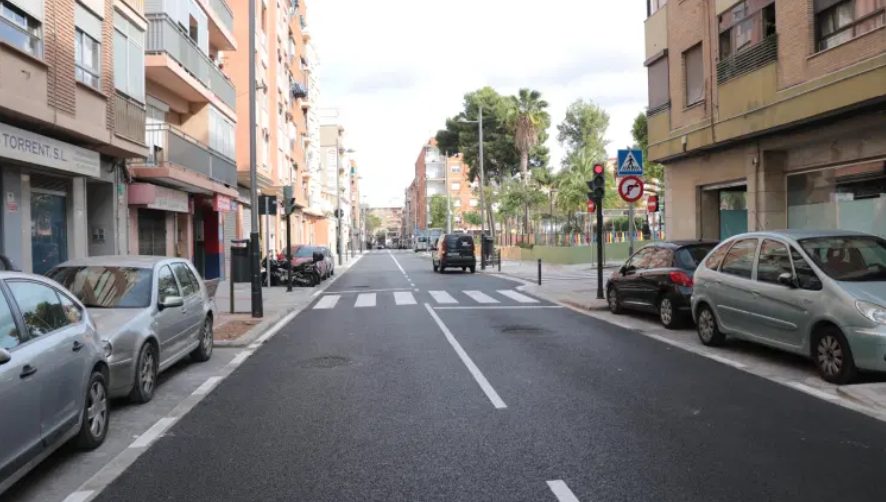 La reurbanización del Camí Reial de Torrent, pendiente de la plantación de arbolado.