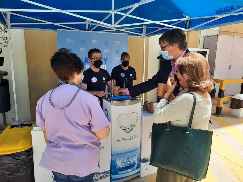 Los quioscos de agua del grifo están ya disponibles en el centro de vacunas alicantino.