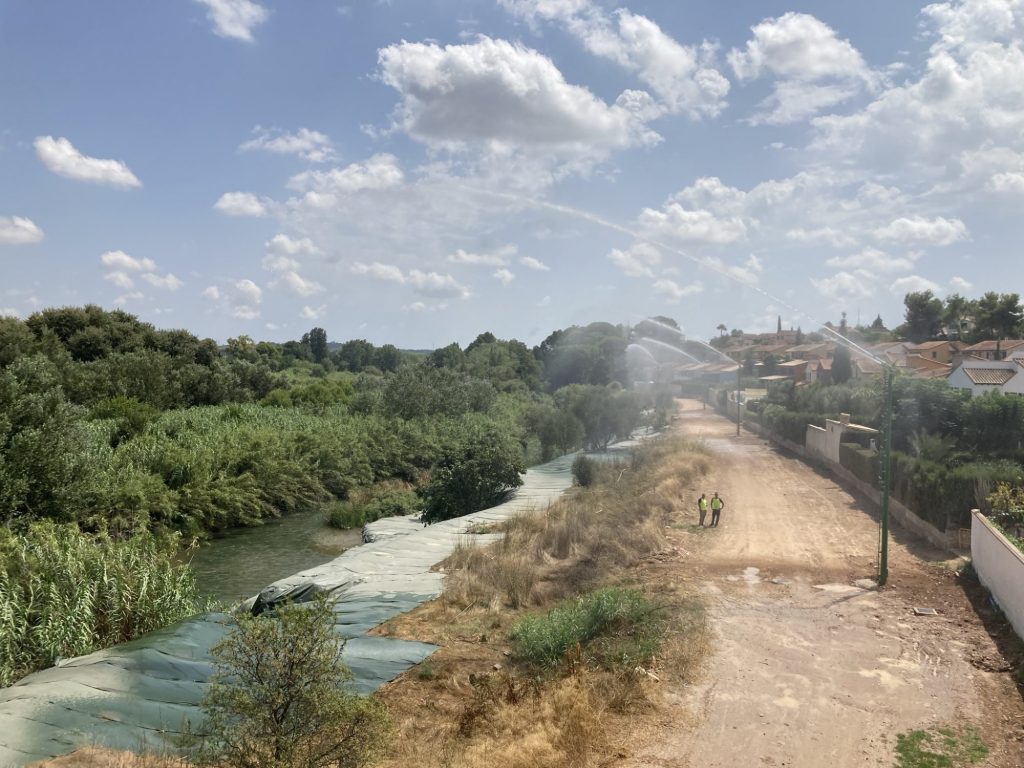 El secretario de Estado de Medioambiente Hugo Morán junto a las autoridades en el proyecto Guardian, la infraestructura contra incendios más grande de Europa.