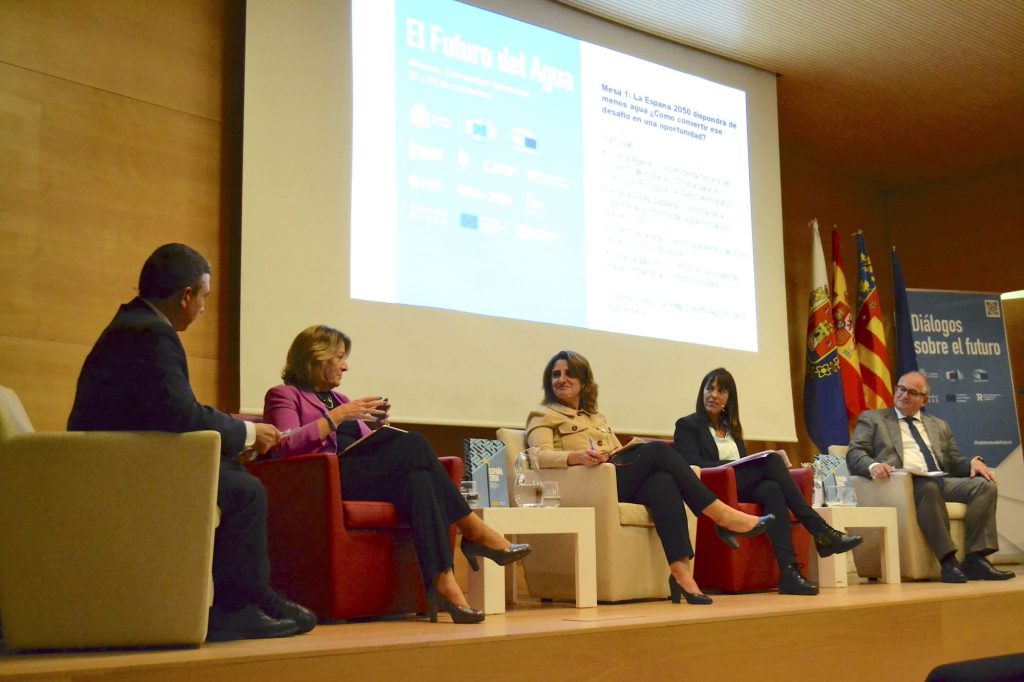 La ministra Teresa Ribera en la mesa de Diálogos sobre el Futuro del Agua, en Alicante.