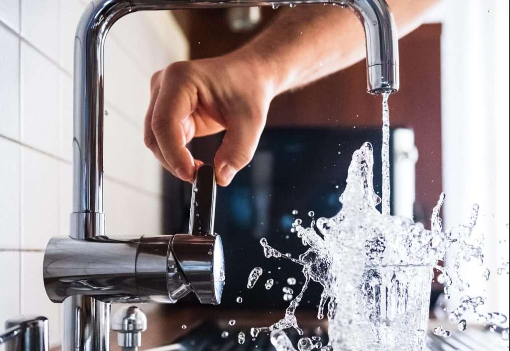 Aigües de l’Horta pone en marcha una campaña para promover el consumo de agua del grifo. Foto: Jacek Dylag