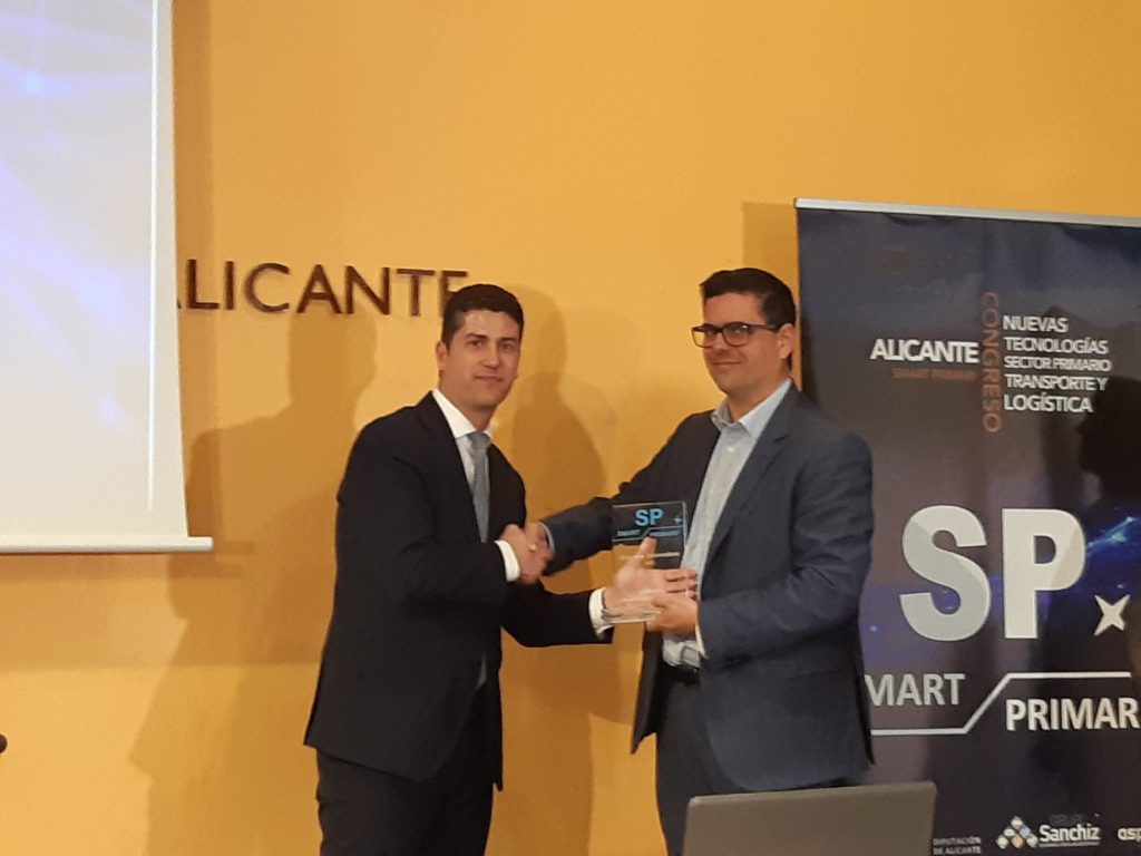 Antonio Sánchez recibe el premio Smart Primary a Aguas de Alicante por el trabajo en telelectura y macrodatos.