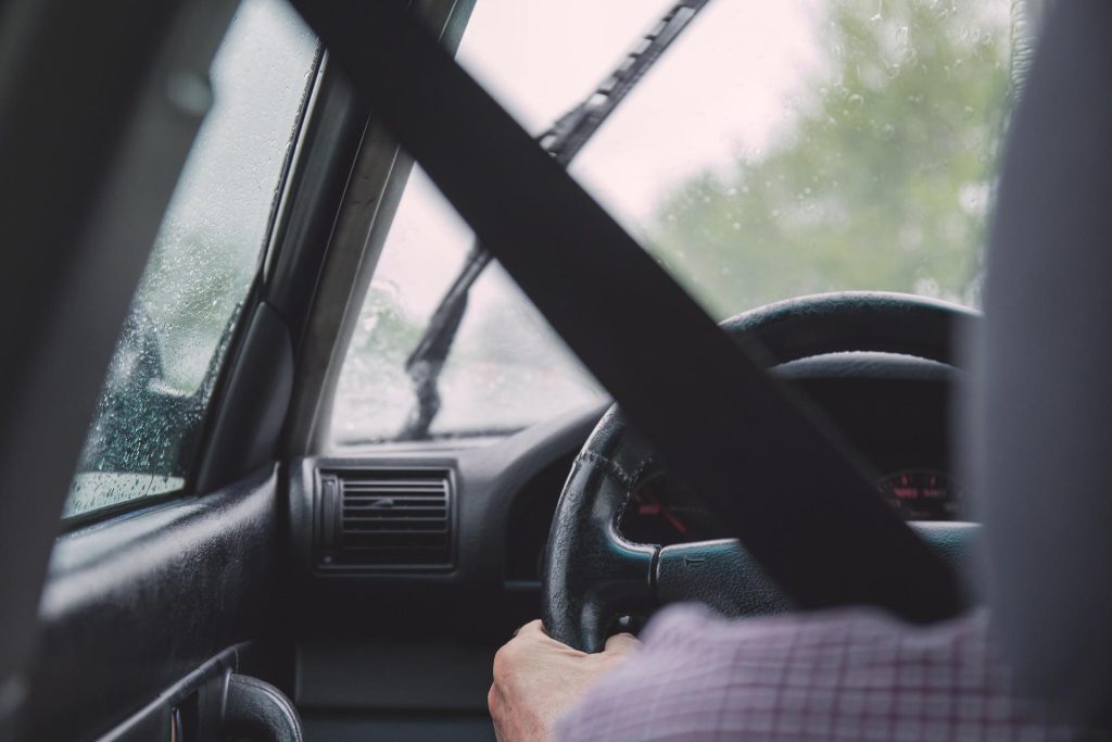 Hombre conduciendo cocche