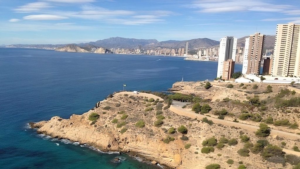 Recorrer la Serra Gelada de Benidorm permite disfrutar del paisaje de las montañas y sus rascacielos.