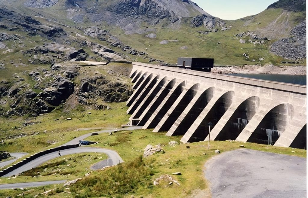 Esquema de almacenamiento por bombeo de Festiniog en el Norte de Gales para conocer las centrales hidroeléctricas.